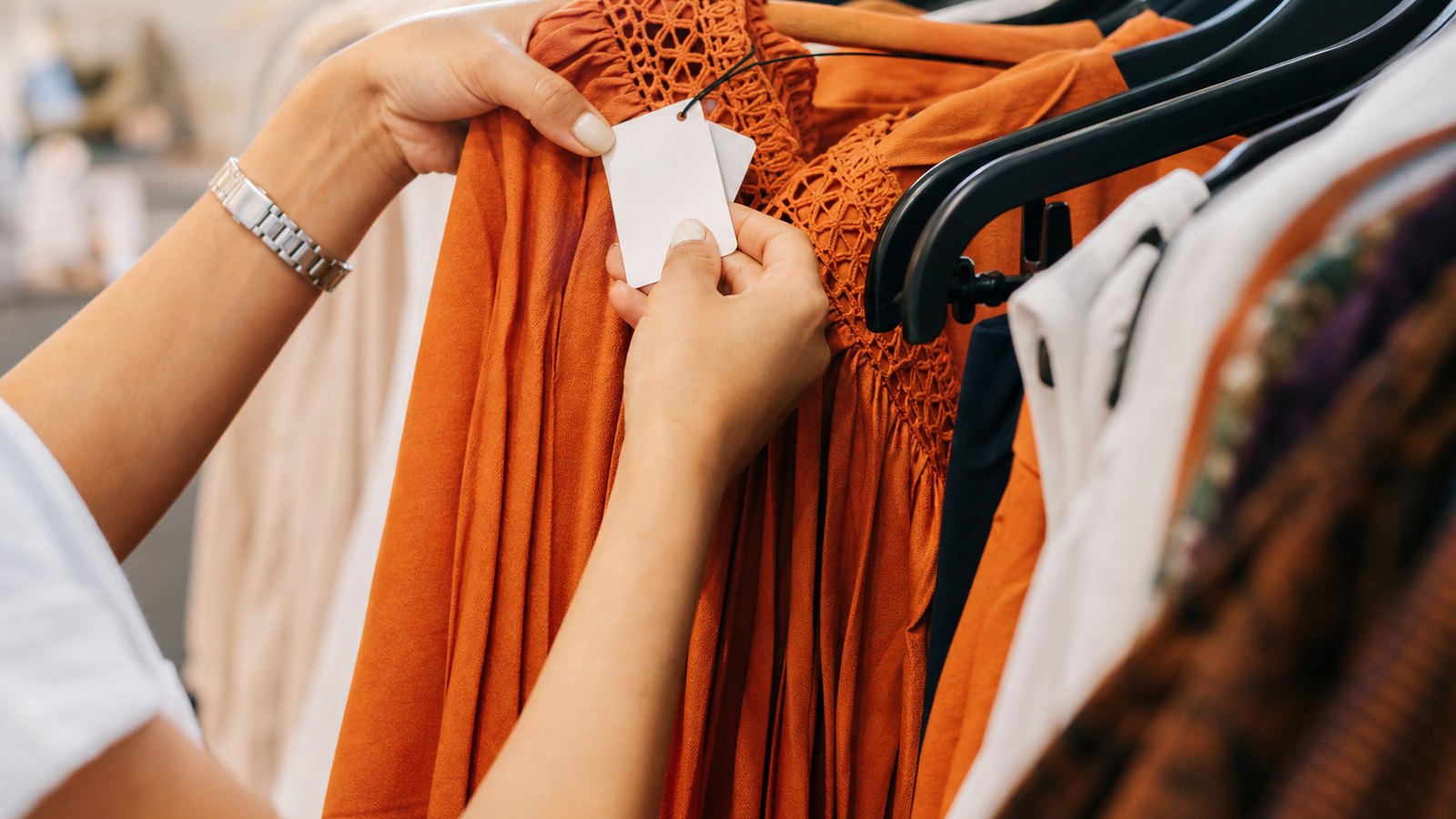 Étiquettes de prix sur des articles dans une boutique de dépôt-vente
