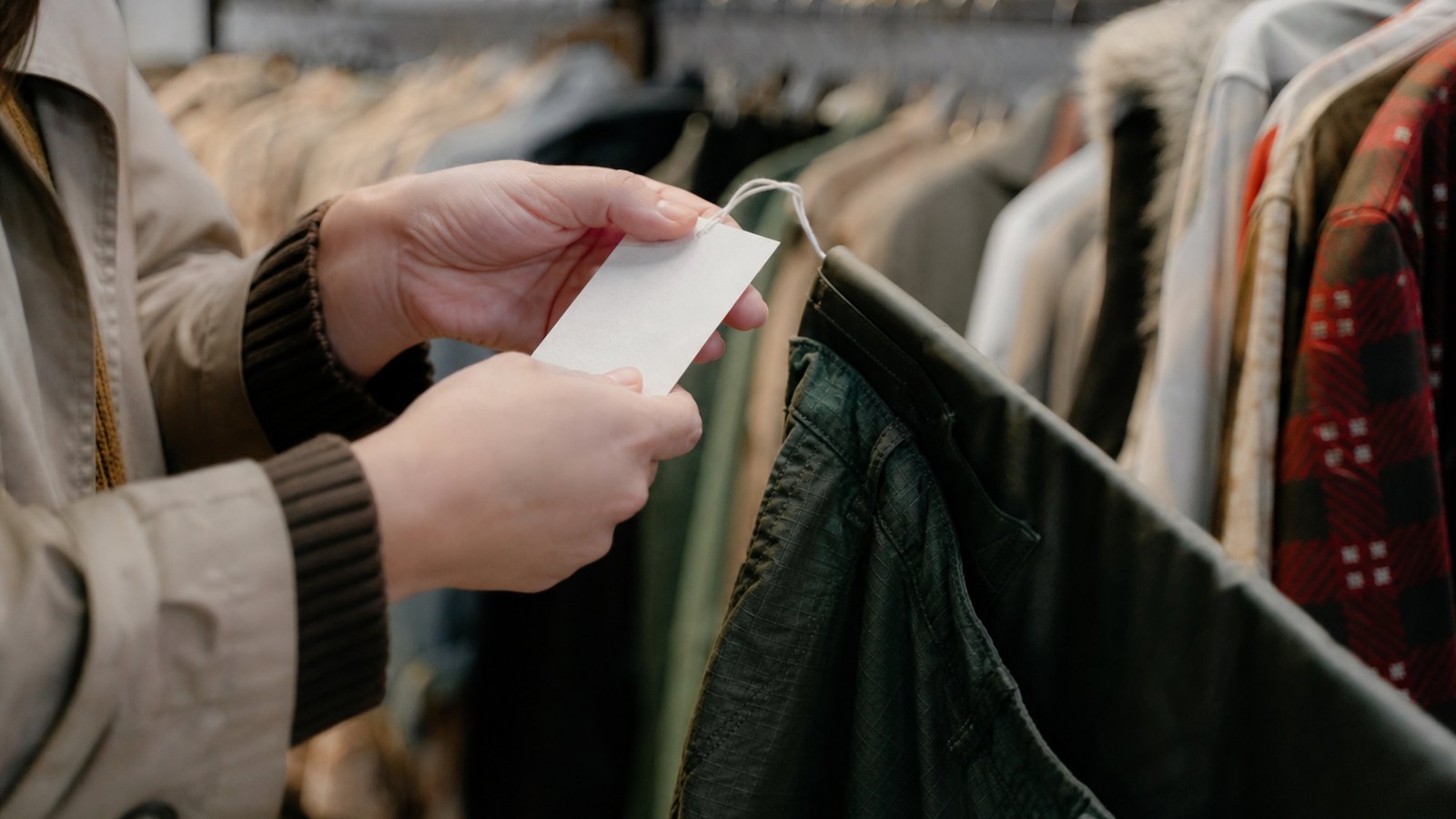 Étiquetage du prix d'un article de seconde main en boutique