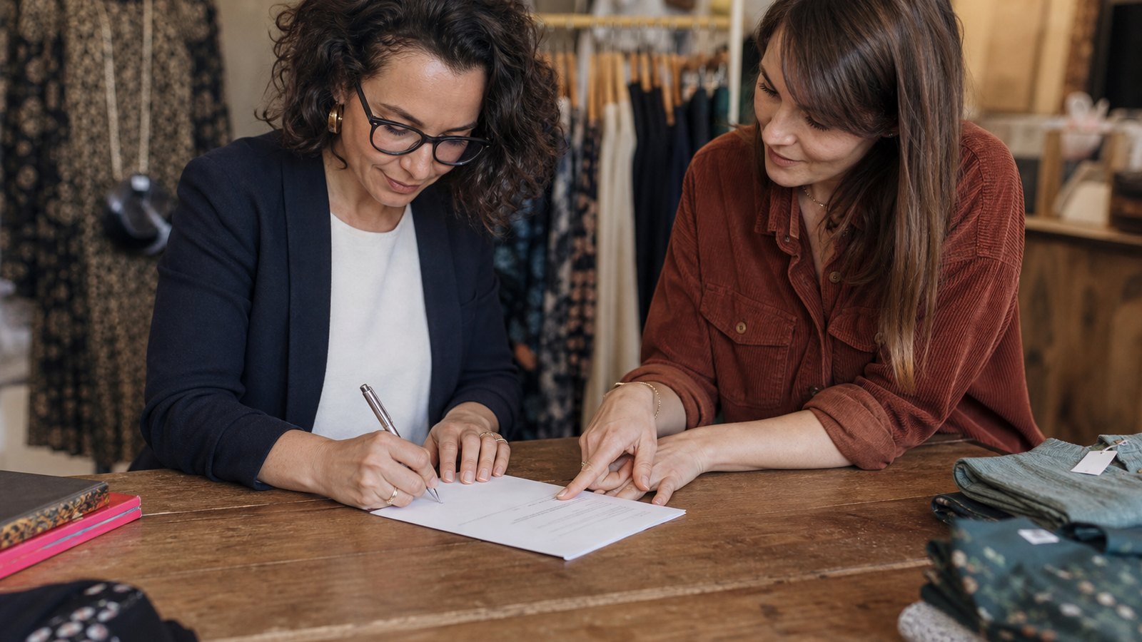 Signature d'un contrat de dépôt dans une boutique