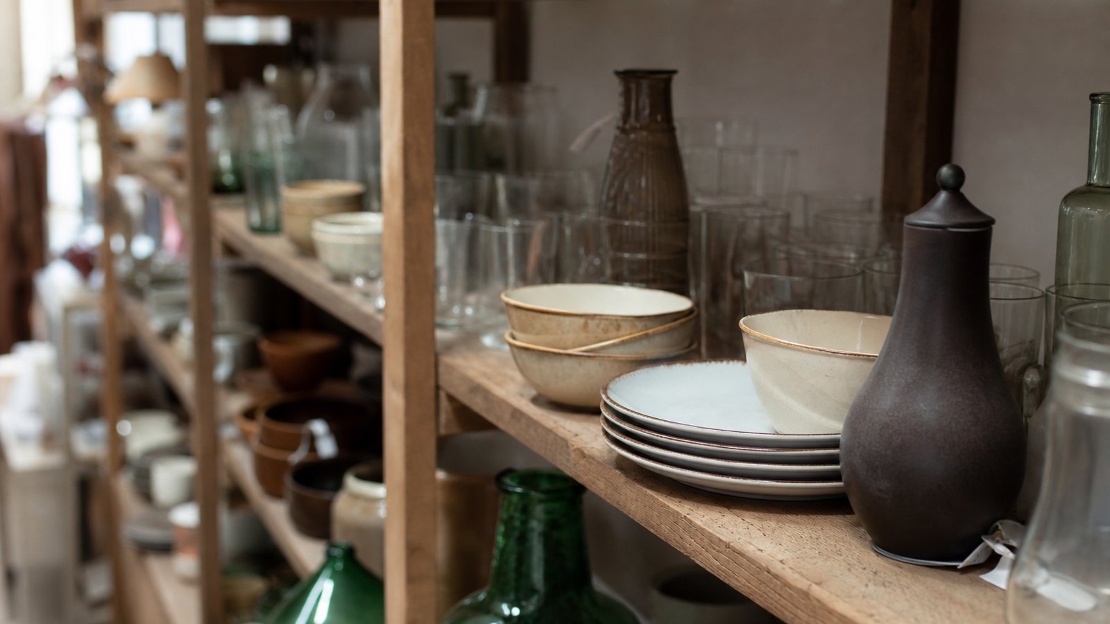 Réserve d'une boutique de dépôt-vente avec articles en stock